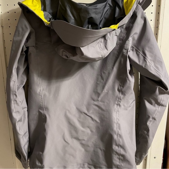 Arc’teryx BETA LT Jacket - Picture 2 of 6